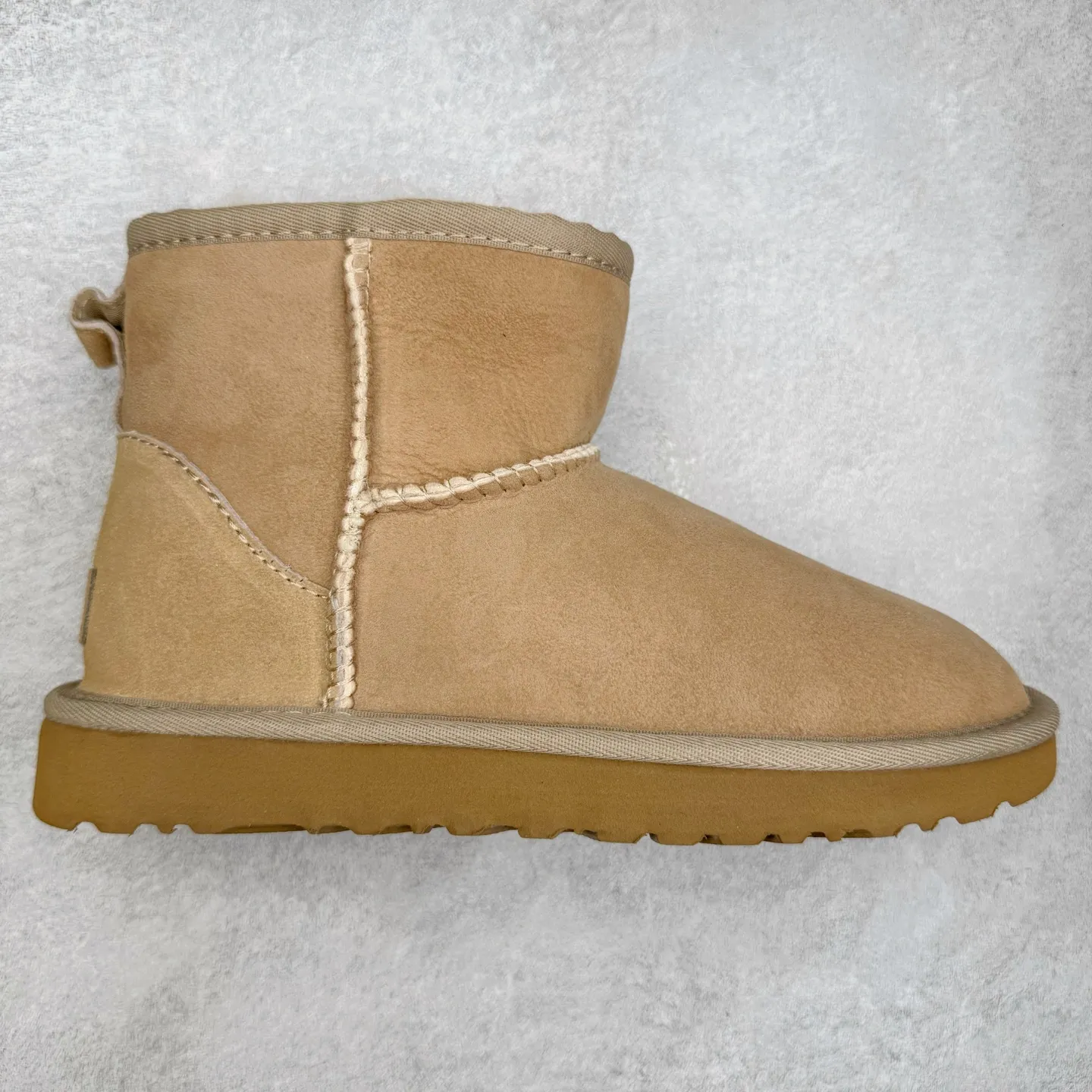 Pick up locally💰520 UGG 6222 Classic short-cut autumn and winter sheepskin and fur integrated snow boots. All shoes are made from the same factory as ZP. Longfeng A-grade Australian imported sheepskin and fur integrated men's and women's boots. Brand OEM production line. Fully follow the ZP process. OEM original pattern maker. Adhering to the principle of no original shoes and no development selection. Pay attention to every detail. The most authentic version on the market. TREADLITE "Light Wing" technology outsole. Lightweight/durable/flexible/pile size: 35 36 37 38 39 40 41 42 43 44 45 Coding: by2936060